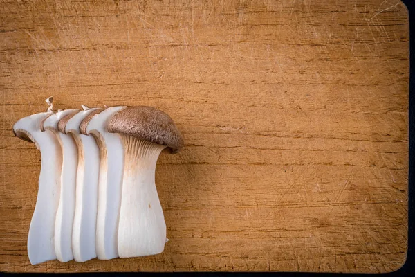 Frischer Roher König Königliche Austernpilze Auf Dunklem Holztisch Scheiben Geschnitten — Stockfoto