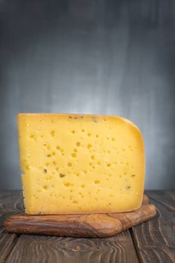 Bir parça Ammergauer bira peyniri açık ahşap bir masada..