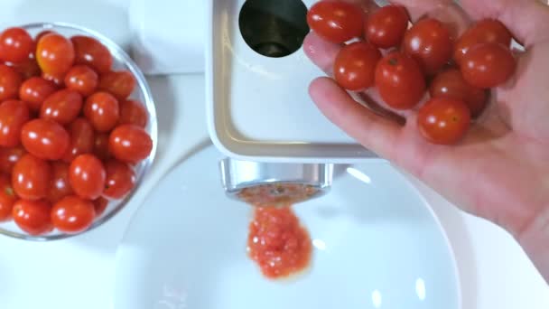 Tomaten Werden Verdreht Tomaten Werden Durch Einen Fleischwolf Gedreht Tomatenmark — Stockvideo