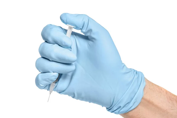 青い手袋の男性の手は白い背景に隔離された透明な液体の注射器を保持しています — ストック写真