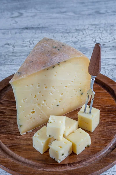 Pièce Fromage Bière Ammergauer Sur Une Table Bois Léger — Photo