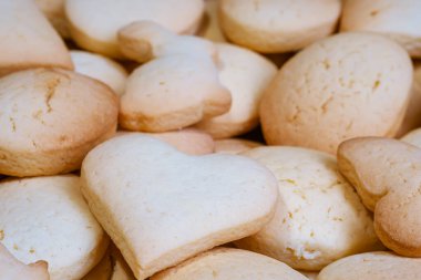 Kurabiyelerin arka planı, bisküviler yakın planda. Üst görünüm.