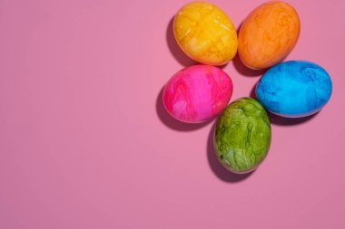 Haşlanmış tavuk pembe arka planda boyalı yumurta. Üst Görünüm.