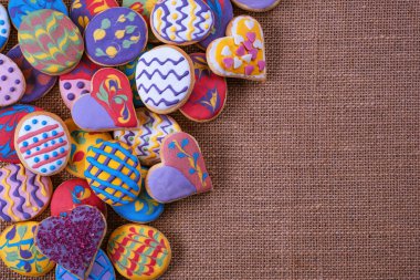 Ev yapımı, yeni pişmiş ve dekore edilmiş renkli Paskalya bisküvileri. Üst görünüm.