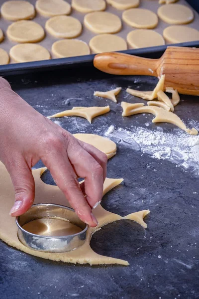 Mulher Prepara Biscoitos Manteiga Casa Cozinha Mesa Polvilhada Com Farinha — Fotografia de Stock