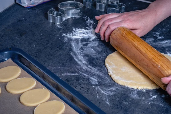 Vajas Sütit Készít Otthon Konyhában Asztalt Liszttel Locsolják Kitekeri Tésztát — Stock Fotó