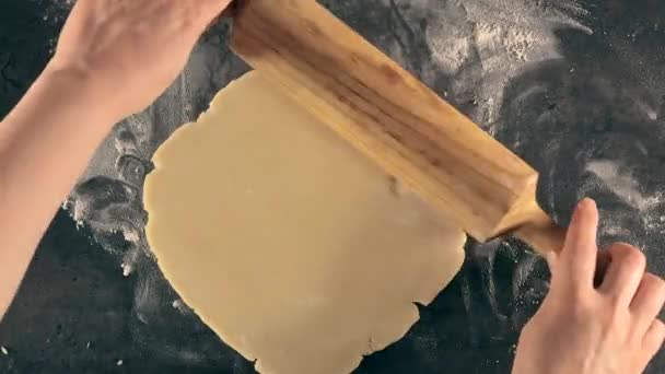 Kobieta przygotowuje ciasteczka masła w domu w kuchni. — Wideo stockowe