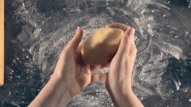 Kobieta Przygotowuje Ciasteczka Masła Domu Kuchni Stół Jest Posypany Mąką — Wideo stockowe