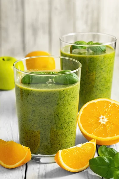 Smoothie Verde Saludable Con Espinacas Mango Naranja Lima Manzana Citrón — Foto de Stock