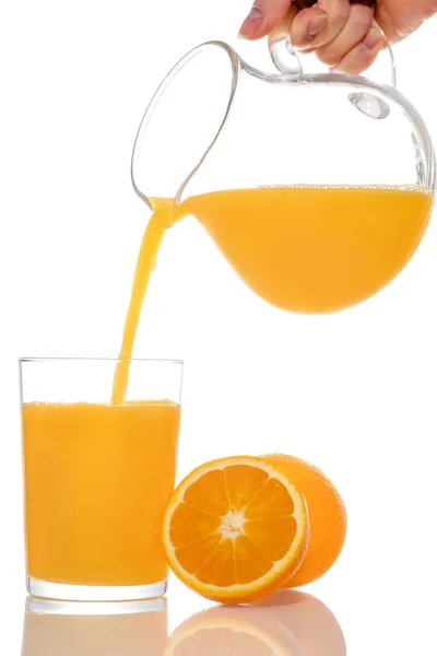 Sok Pomarańczowy Wlewający Się Dzbanka Szklanki Izolowany Białym Tle Zdjęcia Stockowe bez tantiem