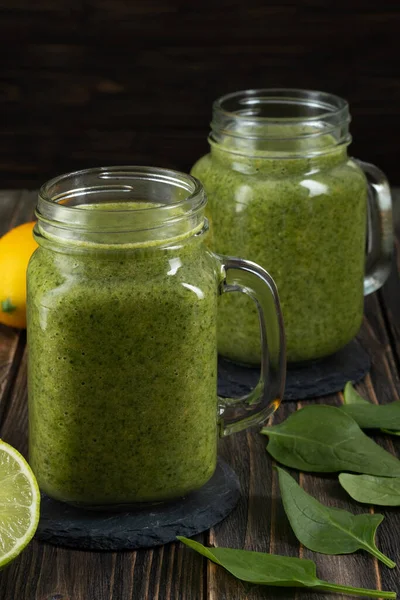 Smoothie Verde Saludable Con Espinacas Mango Naranja Lima Manzana Citrón — Foto de Stock