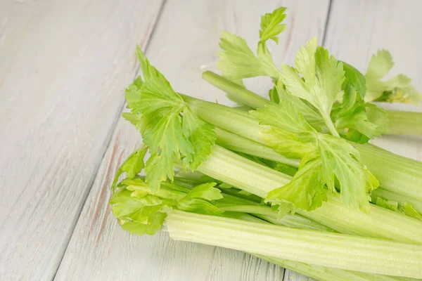 Ett Gäng Färska Selleri Stjälk Med Blad Trä Bakgrund — Stockfoto