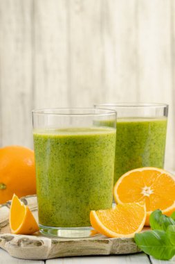 Ispanaklı, mangolu, portakallı, limonlu, elmalı, cam kavanozlu sağlıklı yeşil smoothie..