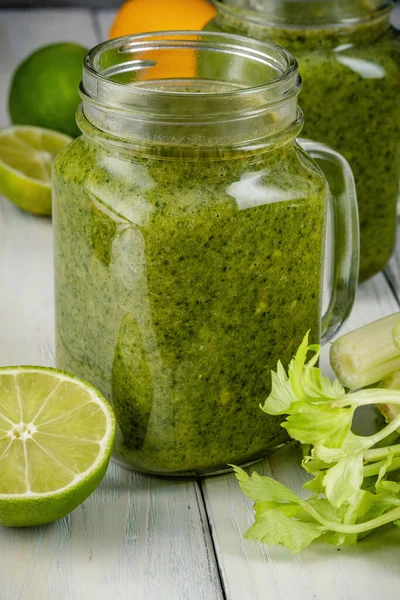 Smoothie Verde Saludable Con Espinacas Mango Naranja Lima Manzana Citrón — Foto de Stock