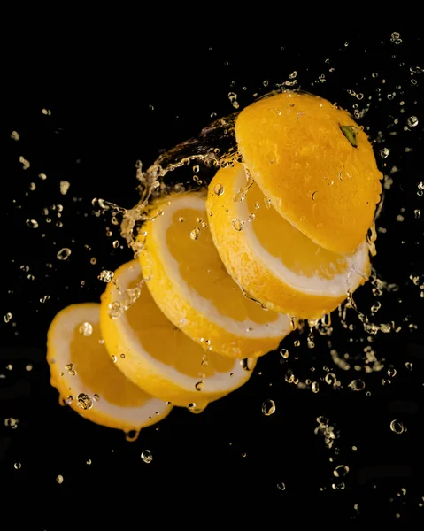 Succo o spruzzi di liquido con limone giallo. — Foto Stock
