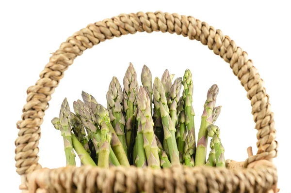 Asperges fraîches vertes. Des grappes d'asperges vertes dans un panier — Photo