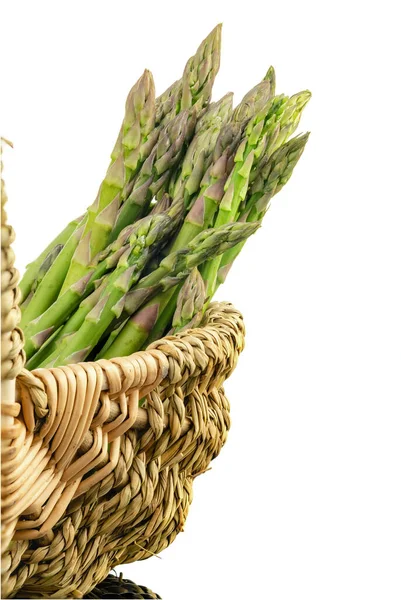 Asparagi freschi verdi. Mazzi di asparagi verdi in un cestino — Foto Stock