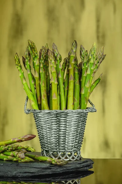 Asparagi freschi verdi. Mazzi di asparagi verdi in un cestino — Foto Stock