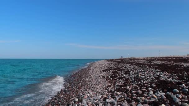 Skaliste wybrzeże Morza Bałtyckiego i fale uderzają o kamienie. — Wideo stockowe
