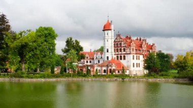 Bir yaz günü Basedow Kalesi manzarası. Suda dalgalanmalar var..