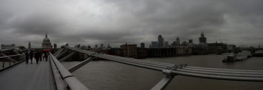 Londra'da millennium Köprüsü