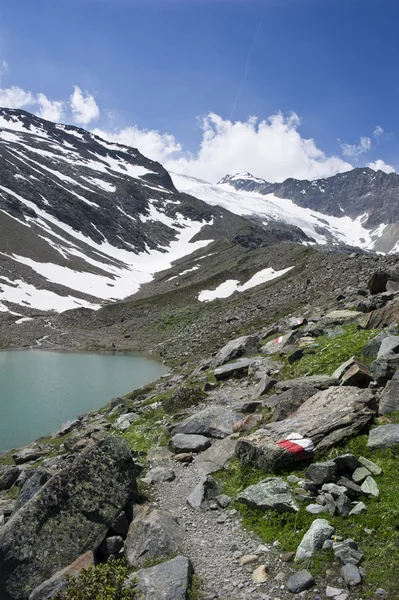 Blue lake in stubaital — Stockfoto