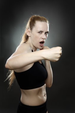 bir yumruk atan kadın