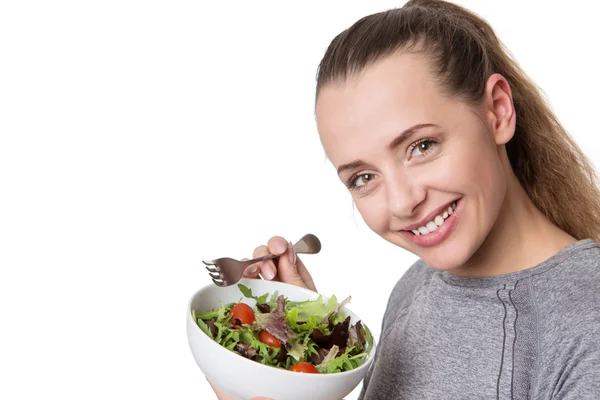 Mulher fitness comer salada — Fotografia de Stock
