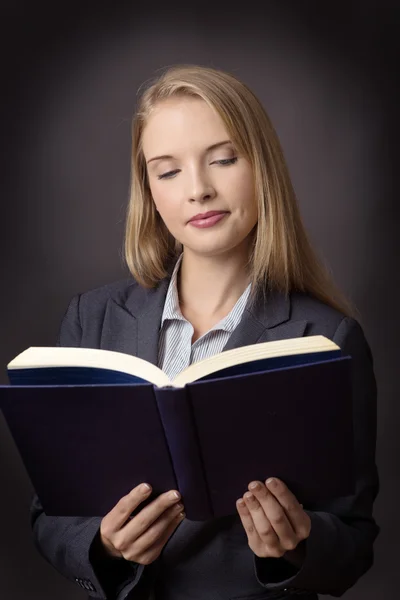 Modelo lendo um livro — Fotografia de Stock