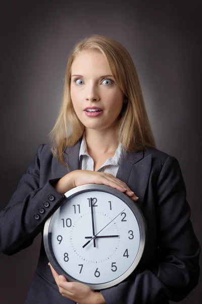 Vrouw bedrijf grote klok — Stockfoto