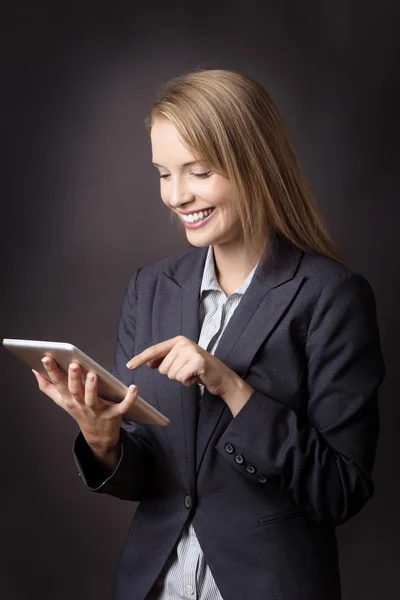 Piękna kobieta przy użyciu komputera typu tablet — Zdjęcie stockowe