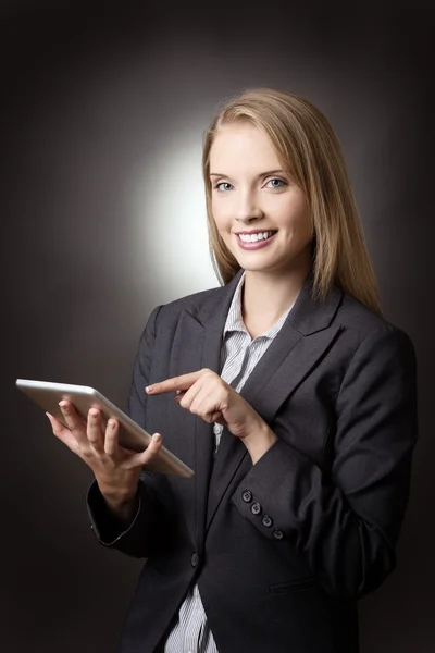 Mooie vrouw met behulp van tablet pc — Stockfoto