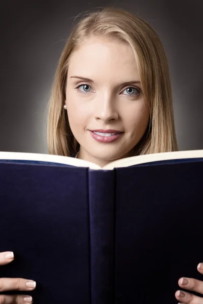 Bonito modelo de leitura — Fotografia de Stock