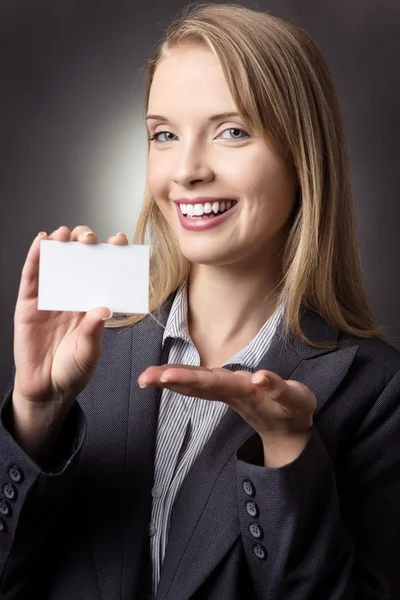 Modelo segurando cartão pequeno buisness — Fotografia de Stock