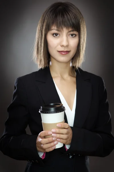 Счастливая деловая женщина с чашкой — стоковое фото
