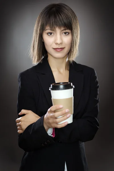 Femme d'affaires heureuse avec tasse — Photo