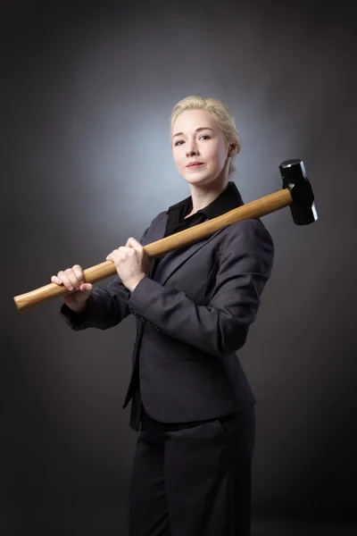 Kvinna med hammare — Stockfoto