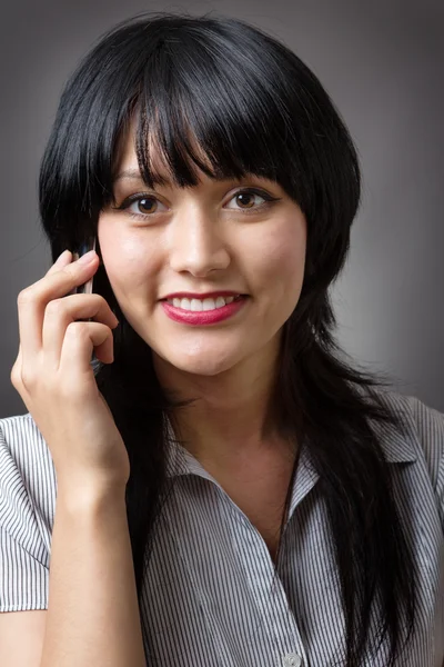 Affärskvinna med mobil — Stockfoto