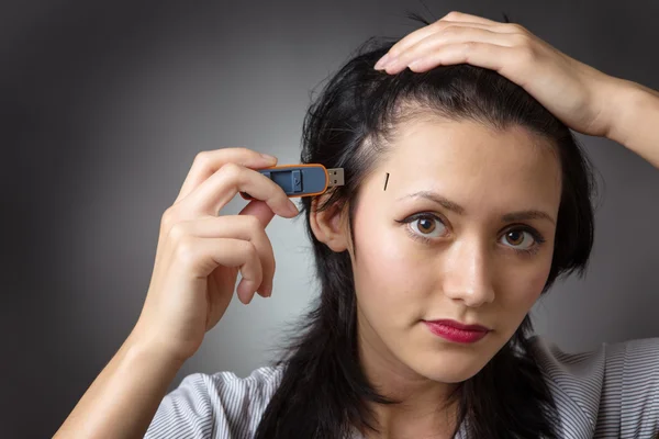 Pluging geheugenstok in hoofd — Stockfoto