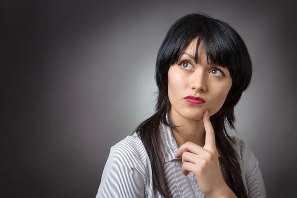 Mujer de negocios reflexiva mirando hacia arriba —  Fotos de Stock