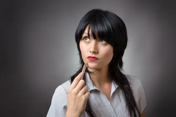 Mujer de negocios reflexiva mirando hacia arriba —  Fotos de Stock