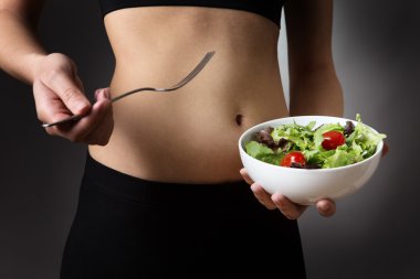 salata bir kase tutarak