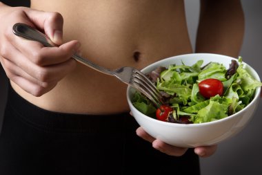 salata bir kase tutarak