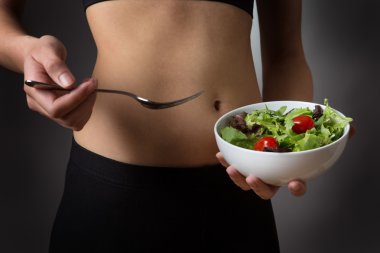 salata bir kase tutarak