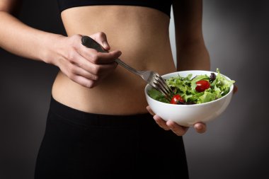 salata bir kase tutarak