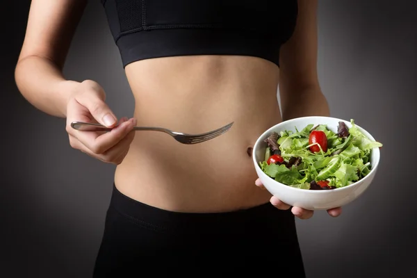 Salata bir kase tutarak — Stok fotoğraf