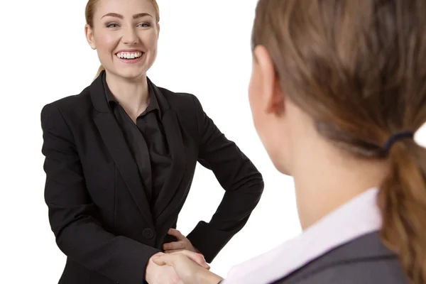 Due donne che si stringono la mano — Foto Stock