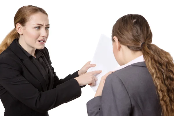 Empresarias discutiendo papeleo — Foto de Stock