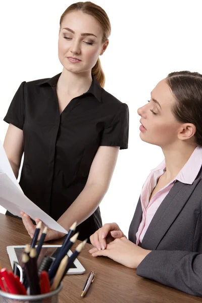 Bureau Les femmes qui regardent des documents — Photo