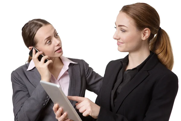 Zakenvrouw met tablet en telefoon — Stockfoto